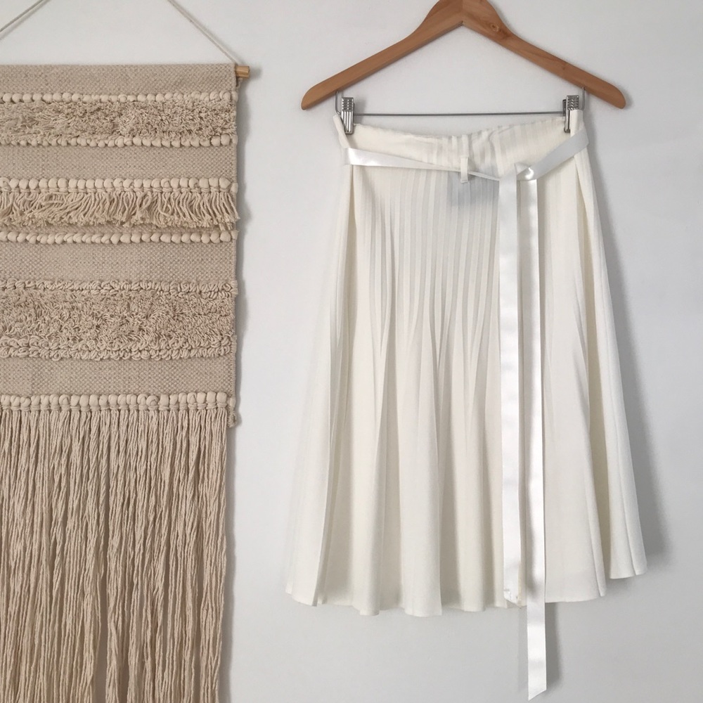 Burberry London White Pleated Skirt With Tie Belt